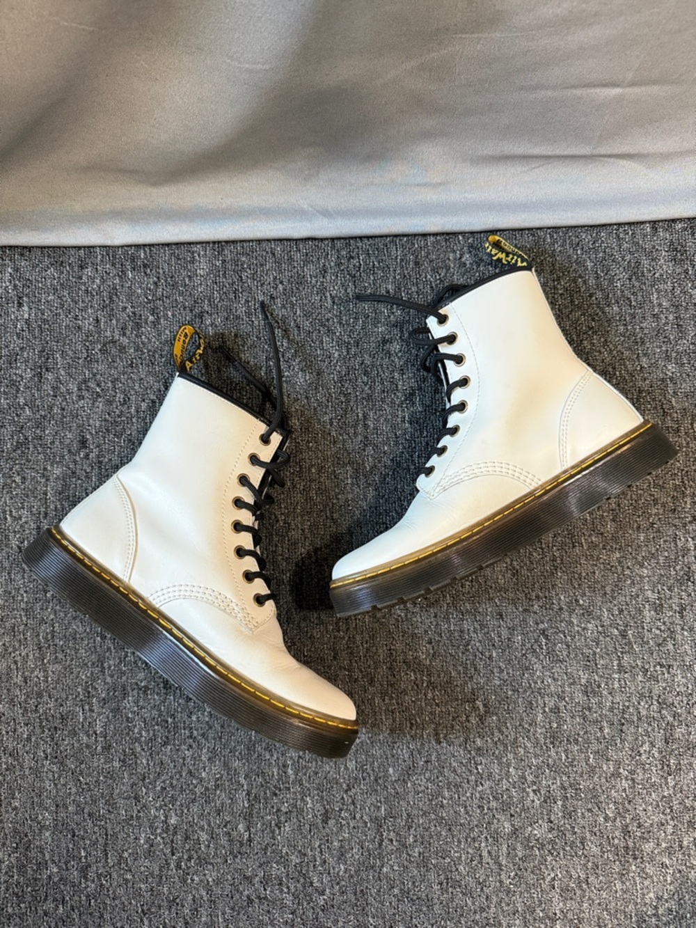 White Doc Martins Size 7 like new - Picture 3 of 8